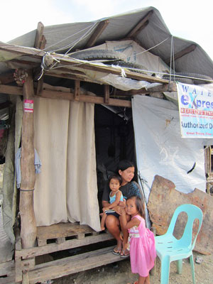 小屋に暮らす母子