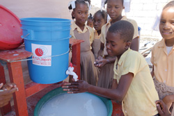 手洗いする子ども