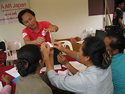 止血の方法を教えるスーヤン