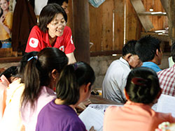 村落保健ボランティアの質問に応えるAARの安藤典子