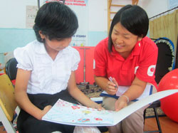 AARの貝澤に絵を見せるサブリナちゃん