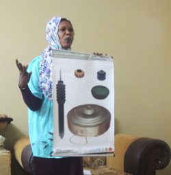 地雷回避教育の講習を行うアマエイム