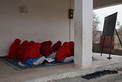 床に座る子どもたち