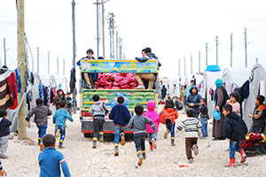 トラックを追いかける子どもたち