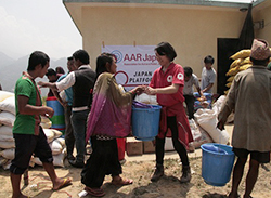 タサルプー村の村人に食料と生活物資を届けるAAR古川千晶