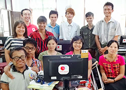 コンピューターコースの訓練生とスェ・スェ・ラインさん