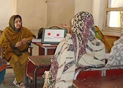 事業について、教師や保護者に説明するシーマ