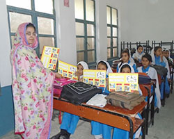 衛生啓発の教材を手にする子どもたち