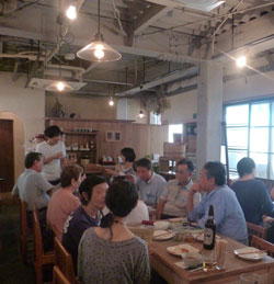 賑やかに食事をする「福島県人の集い」の様子