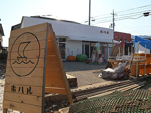 建物の前には瓦礫が広がります