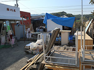 多くの備品が泥まみれです