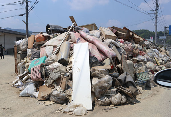 非常に高く積み上げられた瓦礫やゴミ