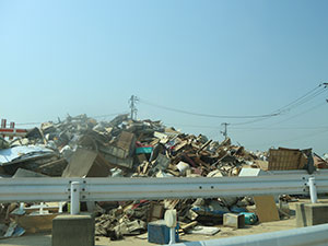 見たこともないような瓦礫が積まれています