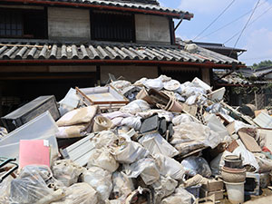 瓦礫が積み上げられています