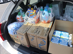 緊急支援物資を車に積み、配布します