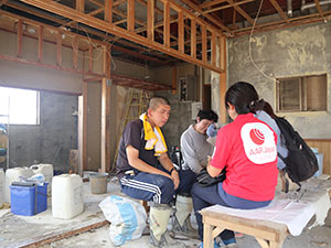 職員の話を真剣に聞くAARの職員