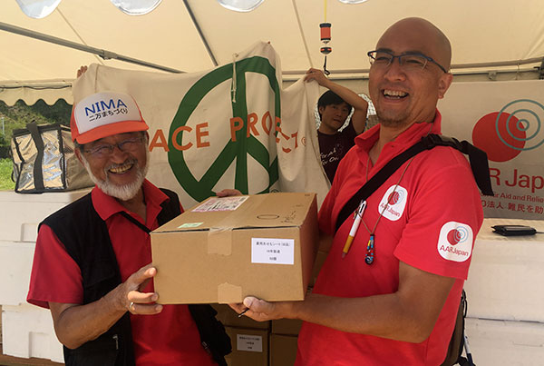 いい笑顔で記念撮影