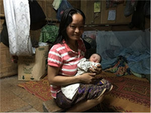 新生児を抱く若い女性