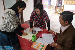 資料を見ながら話し合う3人の男女