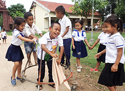 足に障がいのあるソティアラくん。補助具を用いて学校に通い、校内で友だちと遊ぶ様子