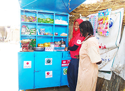 店には水色の棚があり、複数の雑貨が並べられています