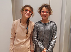 眼鏡をかけて満面の笑みをうかべる姉妹