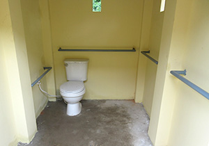 日本にもある多目的トイレのような内装"