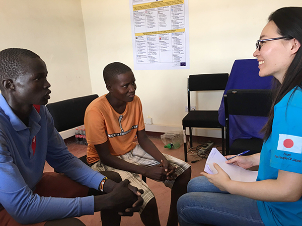 ロキルさんとスフィンさんと後藤麗が座って会話をしている