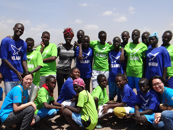 20名程度の選手とAAR駐在員の集合写真