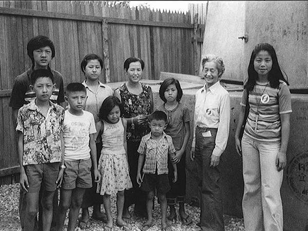 10名程度の難民の子どもたちと相馬が立っている集合写真