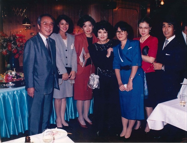 ピアニストの中村先生と来場したお客様たち