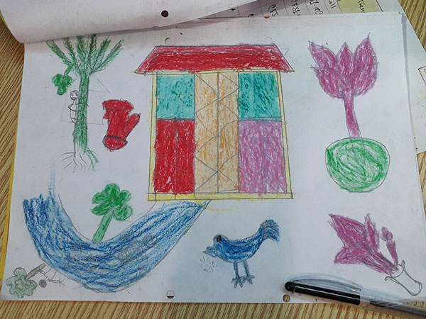 植物や鳥、川、家などが色とりどりに描かれている