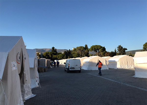 寒空の下、広場に白いテント幕がいくつも設営されている