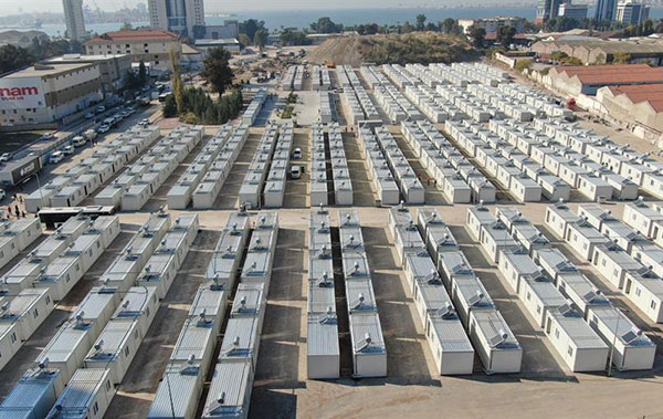 「コンテナシティ」と呼ばれるイズミル市内の仮設住宅群。出典：İZMİR - İhlas News Agency　2020年11月26日配信