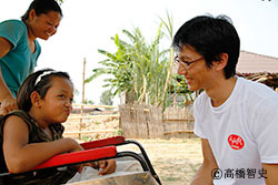 「これまでは私がおぶってあげないとタモンは外出できませんでした」とお母さん。(左) タモンちゃん、お母さんと福岡駐在員(c)高橋智史