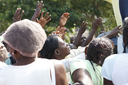 支援物資を求めて手を伸ばす被災者たち