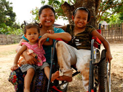 ラオスで車いすを使う少女とその家族