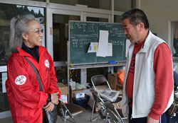 対策本部前で話す加藤タキと豊島富美志さん