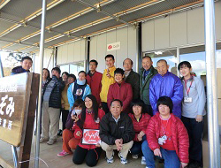 仮設の作業所の前で、のぞみ福祉作業所の皆さま