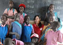 南スーダン駐在員の梅田直希と小学生。小学校での衛生教育にて。