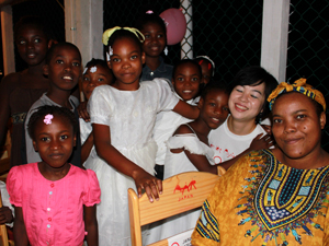 ハイチの児童養護施設「ベルナドット・デルマ子どもたちの家」の子どもたちと駐在員の中村啓子