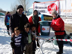 支援物資を受け取りにきた家族と、東京事務局の近内みゆき
