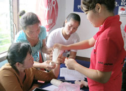 ラオス・シェンクワンでの不発弾事故応急手当研修のようす