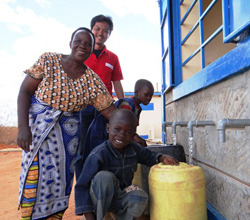 AARがケニアに設置した水くみ場で笑顔を見せる人たち