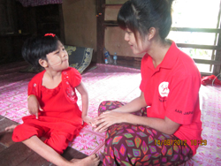 リン・レイちゃんの家を訪れたAARミャンマー事務所スタッフ
