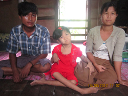 この先どうすればよいのか・・・ リン・レイちゃんとその両親も不安でいっぱいです