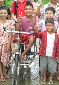 「これでまた学校に行けるよ」 AARが支援した車いすに乗って笑顔のナインくん