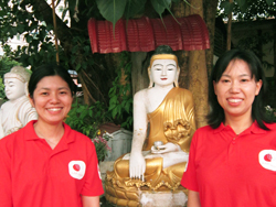 ミャンマー事務所駐在員の北朱美（左）と林早苗（右）