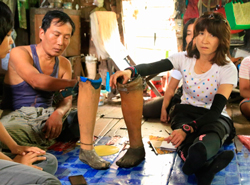 ミャンマーで地雷被害者に話を聞く谷川真理