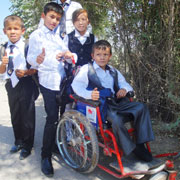 車いすを使う子ども